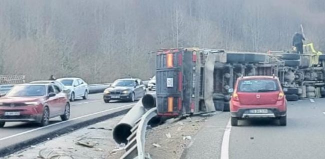 Son Dakika…Bursa’da boru yüklü tır devrildi: 1 yaralı