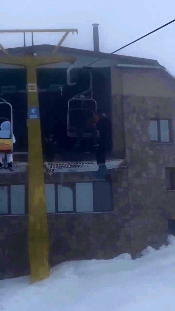 Telesiyejde asılı kalan genç, çalışanların yardımı ile kurtarıldı