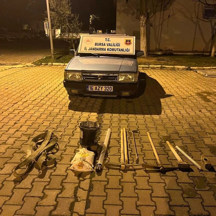 İznik’te Roma dönemine ait mezarı asitle eritmeye çalışan definecileri jandarma yakaladı