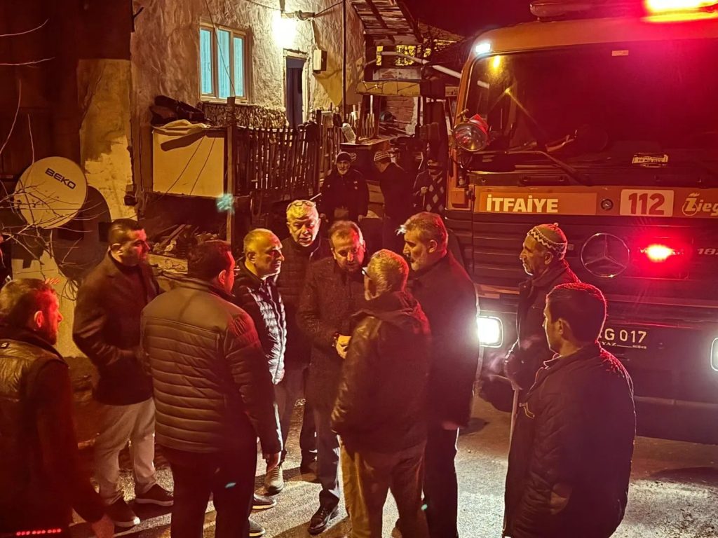 Bursa’da milletvekilinin köy ziyareti esnasında bir evde yangın çıktı.