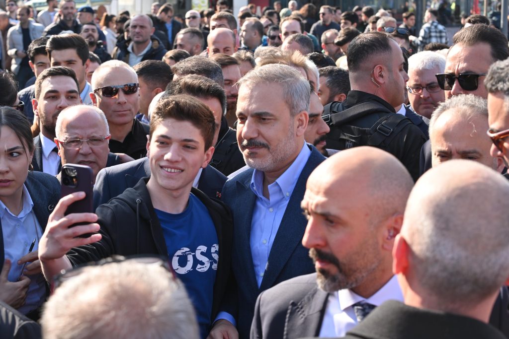 Bakan Fidan Mudanya sahilinde yürümekte zorlandı