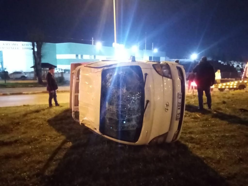  Kontrolden çıkan kamyonet otluk alana uçtu: 2 yaralı