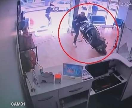 Bursa’da Elini gaz pedalında unuttu, dükkana daldı…