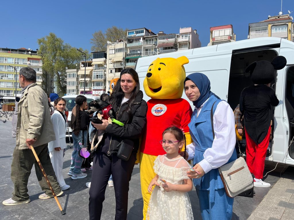 Bayramda sokağa çıkan çocuklar, sevilen çizgi karakterler karşılaştılar!