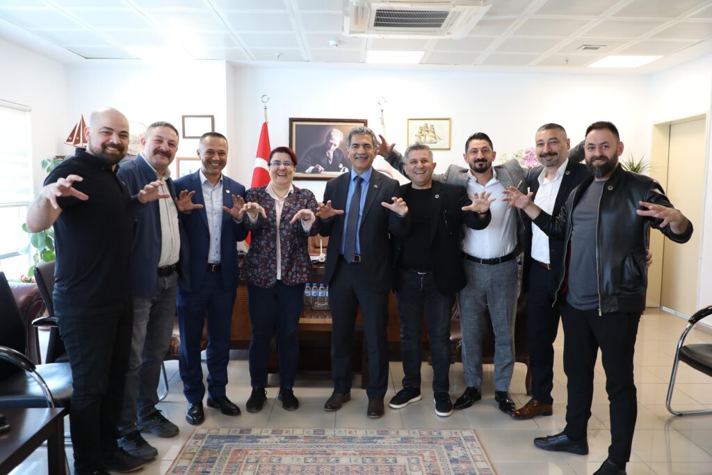 Gemlik Beşiktaş Taraftarları Derneği, Belediye Başkanı Şükrü Deviren’i makamında ziyaret etti.
