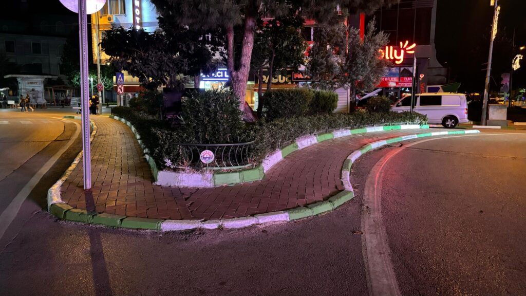 Gemlik Belediyesi Fen İşleri Müdürlüğü’nden Bordür Boyama Çalışmaları
