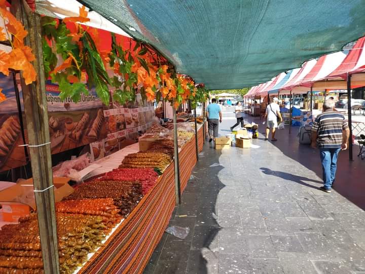 Gemlik’teki tartışmalı panayır, Belediye Meclisi’nde dört partinin onayıyla kaldırıldı.