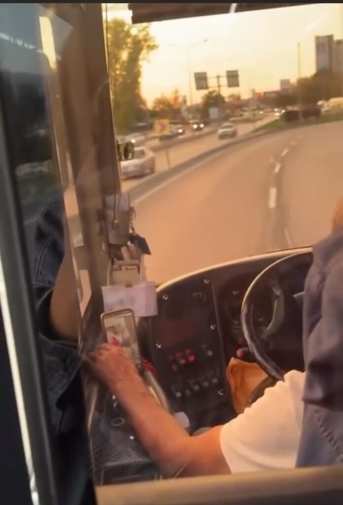 Otobüs şoförü direksiyon başında video izledi