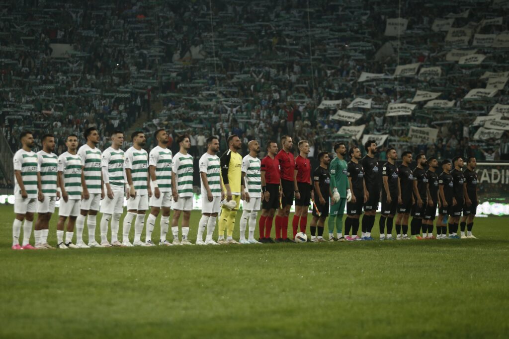 Bursaspor taraftarları öldürülen kadınların isimleri yazılı pankart açtı