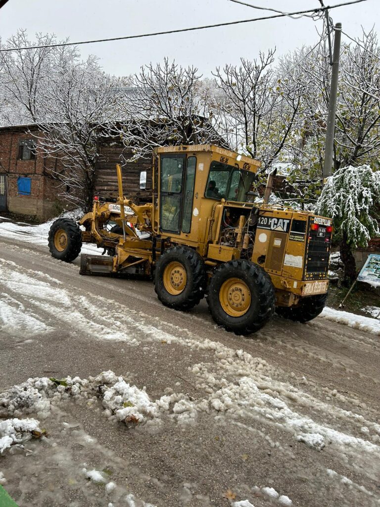 Köy yolları kara karşı tuzlandı