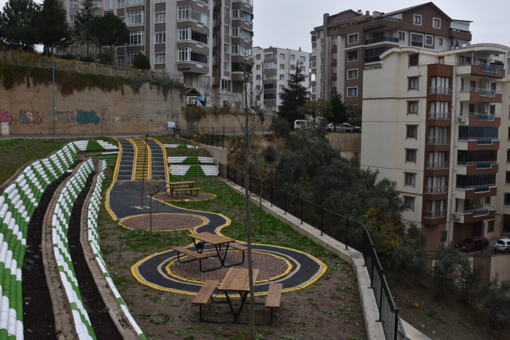 Gemlik Belediyesi, Cumhuriyet Mahallesi’ne muhteşem manzaralı bir seyir parkı kazandırdı.