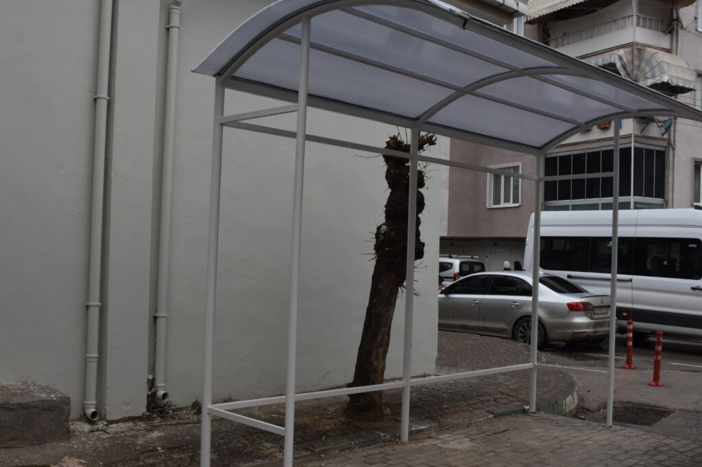 Gemlik Belediyesi tarafından yapılan, kentin çeşitli noktalarındaki servis bekleme duraklarına bir yenisi daha eklendi.