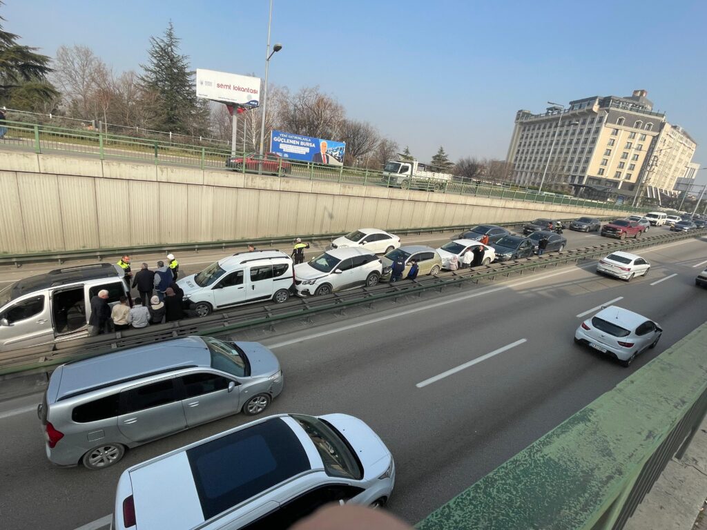 Bursa’da 7 araç birbirine girdi