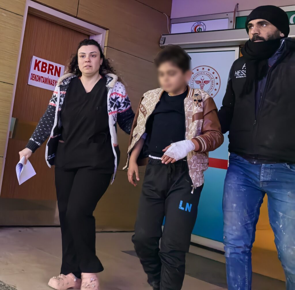 Okul duvarına tırmanırken telin saplanması sonucu çocuk yaralandı