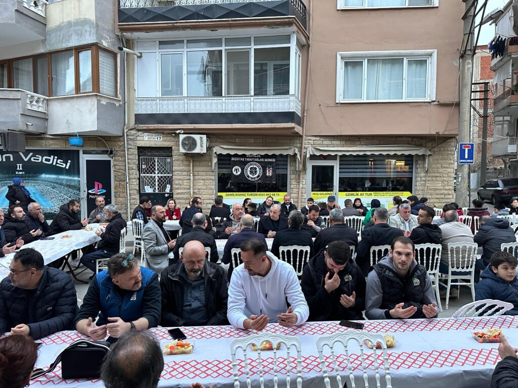Gemlik Beşiktaş Taraftarları Derneği’nden Sokak İftarı