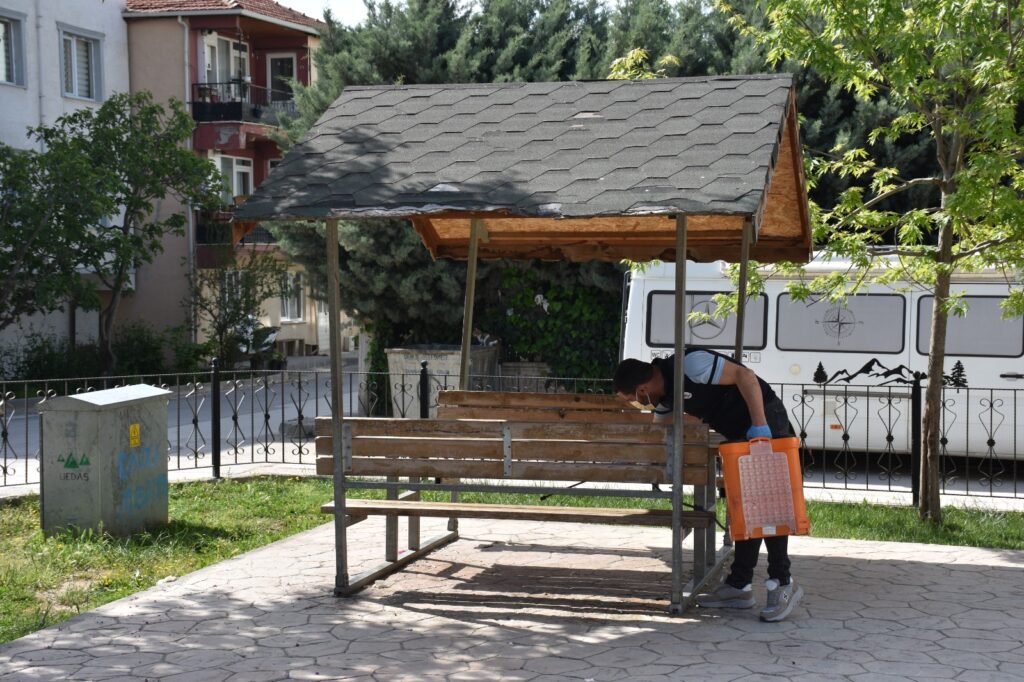 Gemlik Belediyesi’nden Parklara Yaz Öncesi İlaçlama