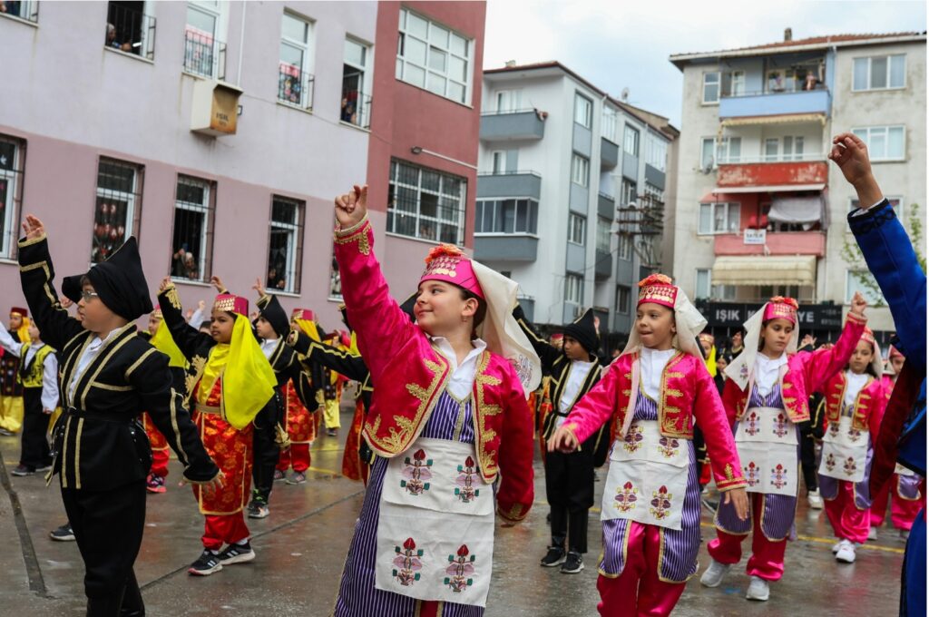 Gemlik’te 1470 Öğrenci Sanatla Buluşuyor