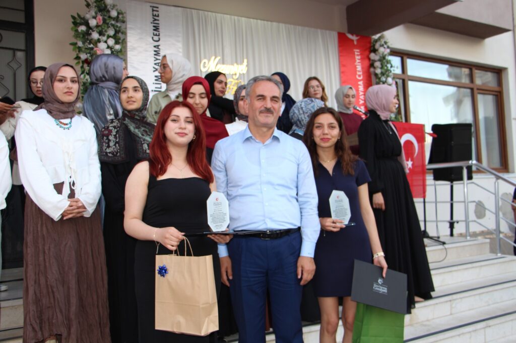 İYC Yurdunda Mezuniyet Coşkusu