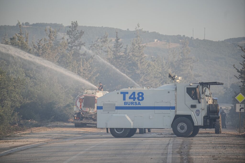 Bursa’nın Nilüfer İlçesinde Orman Yangını Sürüyor: Havadan ve Karadan Müdahale Devam Ediyor