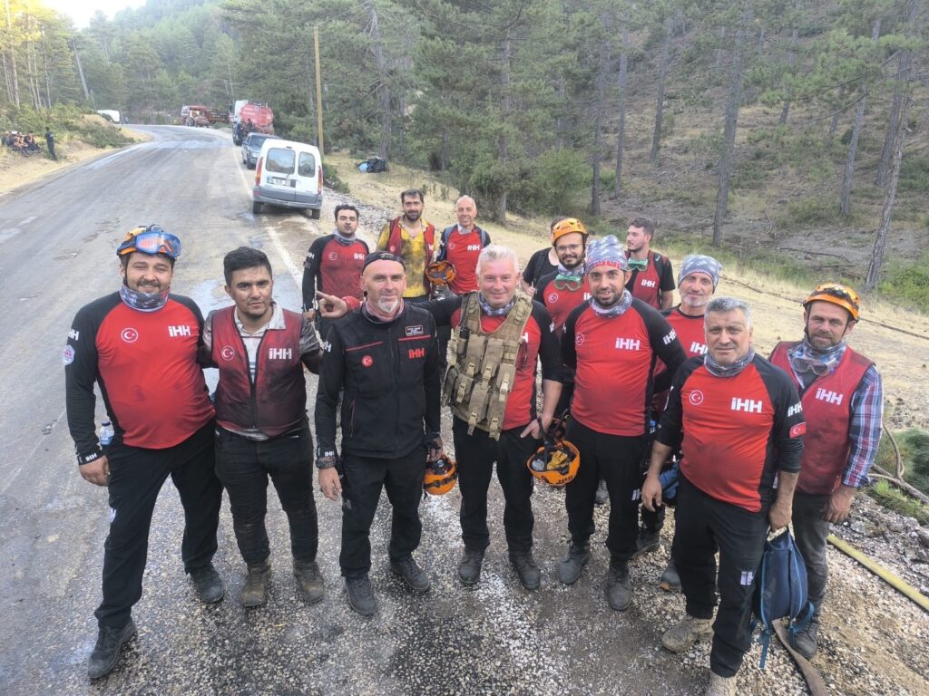 Gemlik İHH Arama Kurtarma Ekibi Yangın Bölgesindeydi