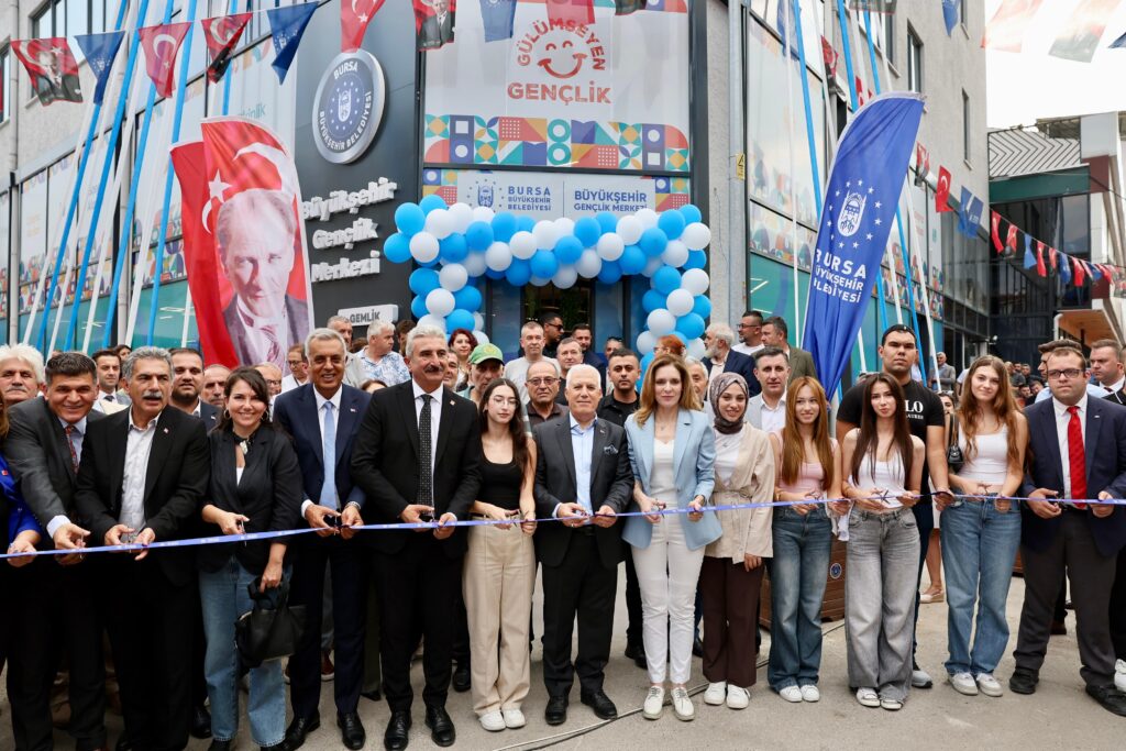 Gençliğe yatırım sürüyor: Gemlik Gençlik Merkezi hizmete açıldı