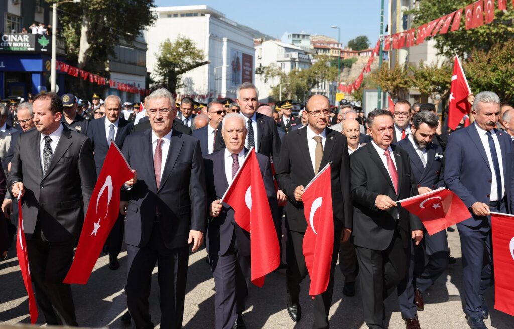 BAŞKAN BOZBEY, “NE MUTLU BİZE Kİ ATATÜRK’ÜN İZİNDE BAĞIMSIZ BİR CUMHURİYETİN EVLATLARIYIZ