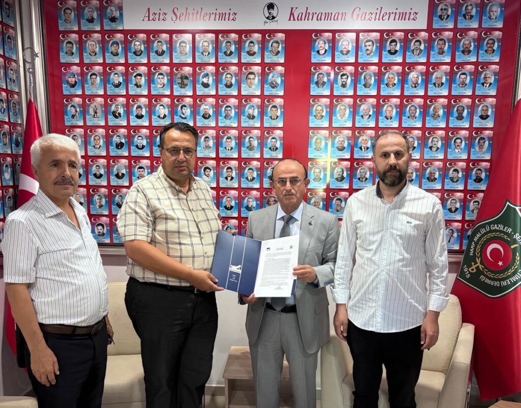 Millet Partisi Genel Başkanı Cuma Nacar’ın kaleme aldığı ‘Terörsüz Türkiye Aldatmacası’ adlı mektup, Bursa’daki sivil toplum kuruluşlarına iletilmeye başlandı.