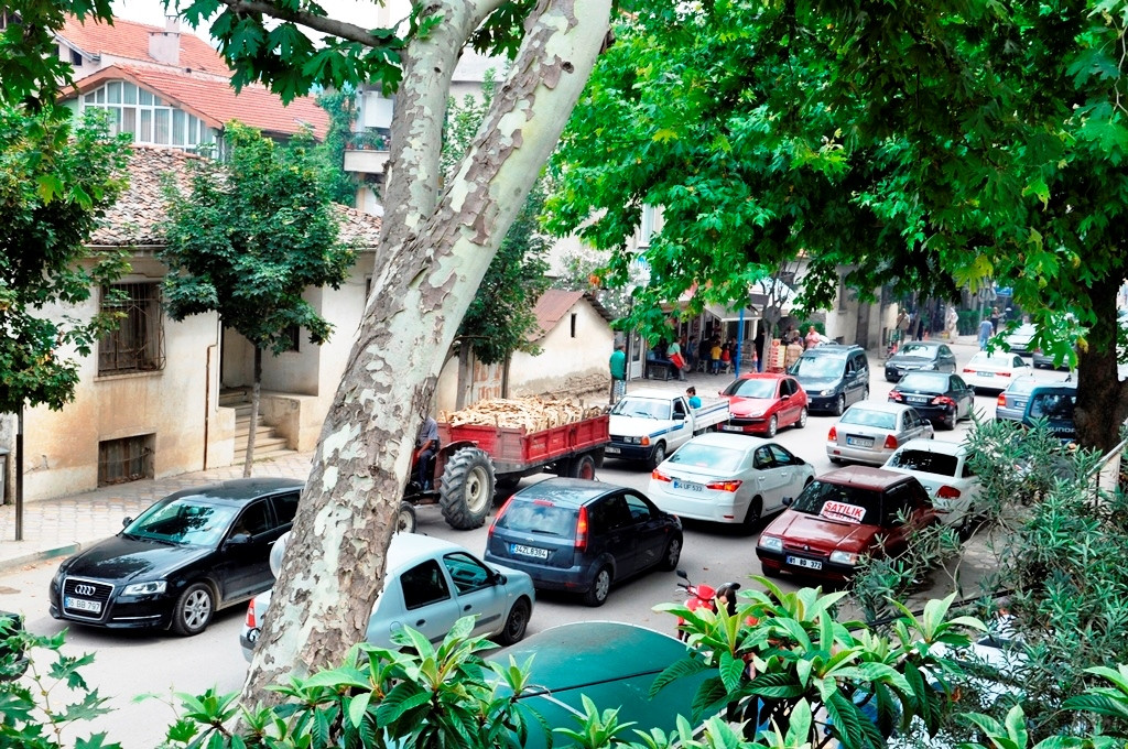 “İznik’te Otopark Krizi Büyüyor, Çözüm İçin Artık Adım Atılmalı!”