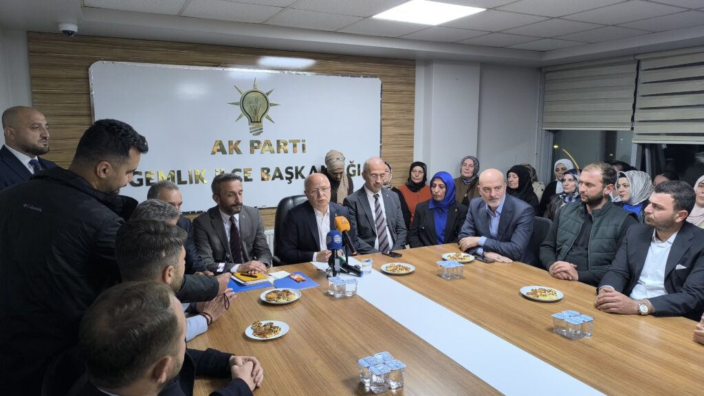 Gemlik’te AK Parti’ye 800 Yeni Üye Katıldı: Başkan Gürkan’dan Konut ve Yatırım Müjdeleri