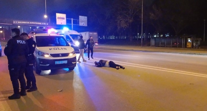 Üst geçidi kullanmayıp, ana yoldan karşıya geçmeye çalışan kişiye otomobil çarptı