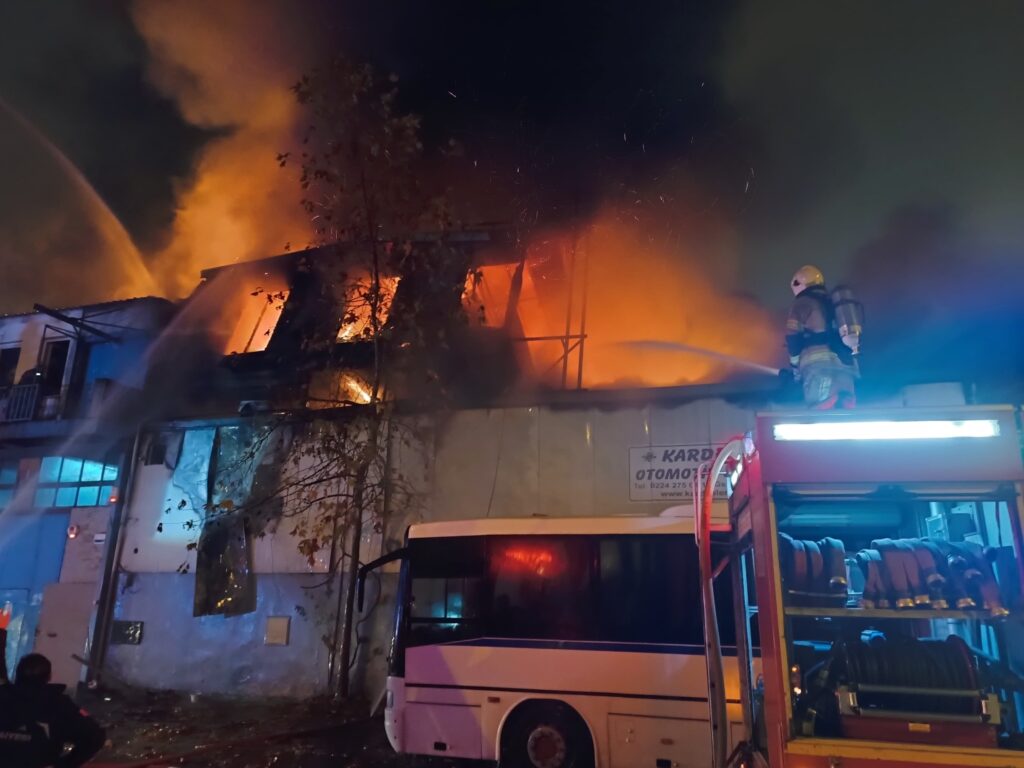 Bursa’da yangın: Çevredeki 4 işletme zarar gördü