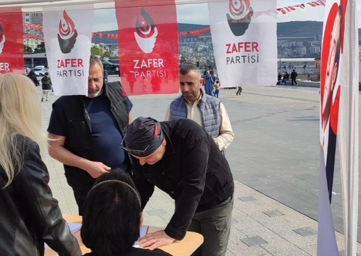 Gemlik’te Zafer Partisi Standına Yoğun İlgi