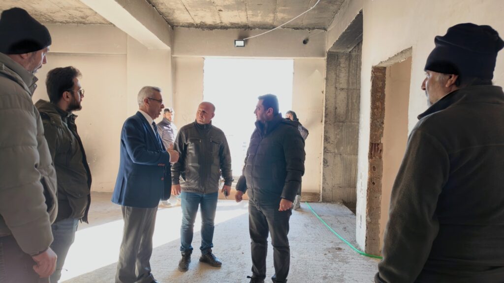 Gemlik Belediyesinden MEB’e devredilen Arif Nihat Asya İlkokulunda 6 yıl sonra inşaat yeniden başladı.