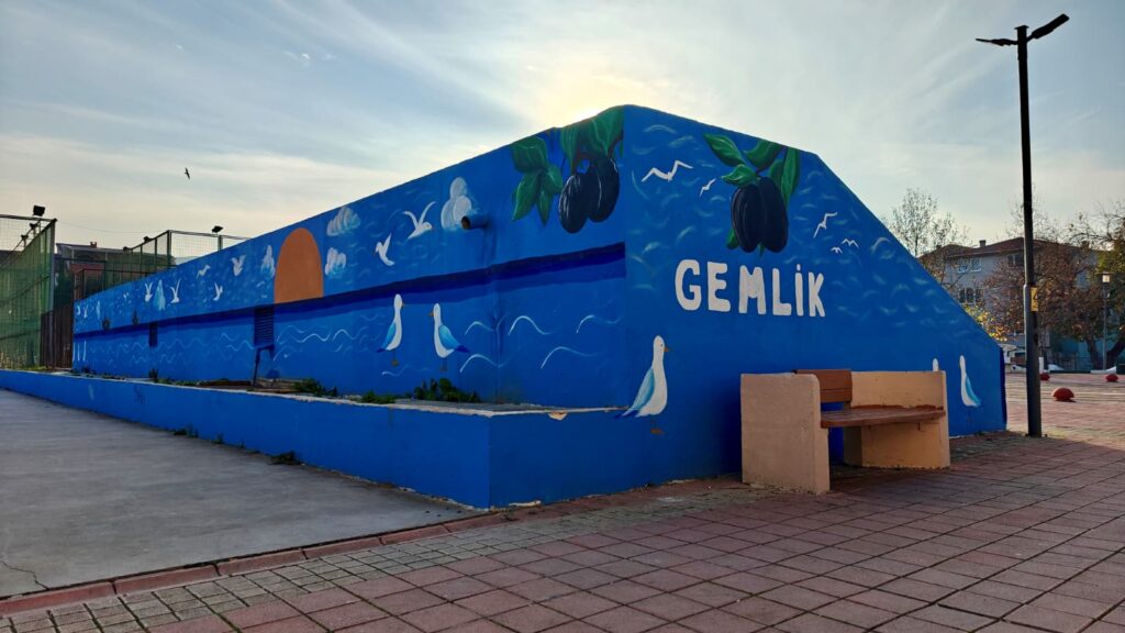 GEMLİK’TE BİR ATIL DUVAR DAHA SANATLA GÜZELLEŞTİ