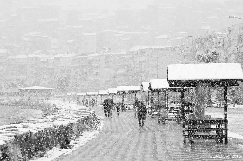 SONDAKİKA :Gemlik’te Kar Yağışı ve Buzlanma Nedeniyle Eğitime Ara Verildi