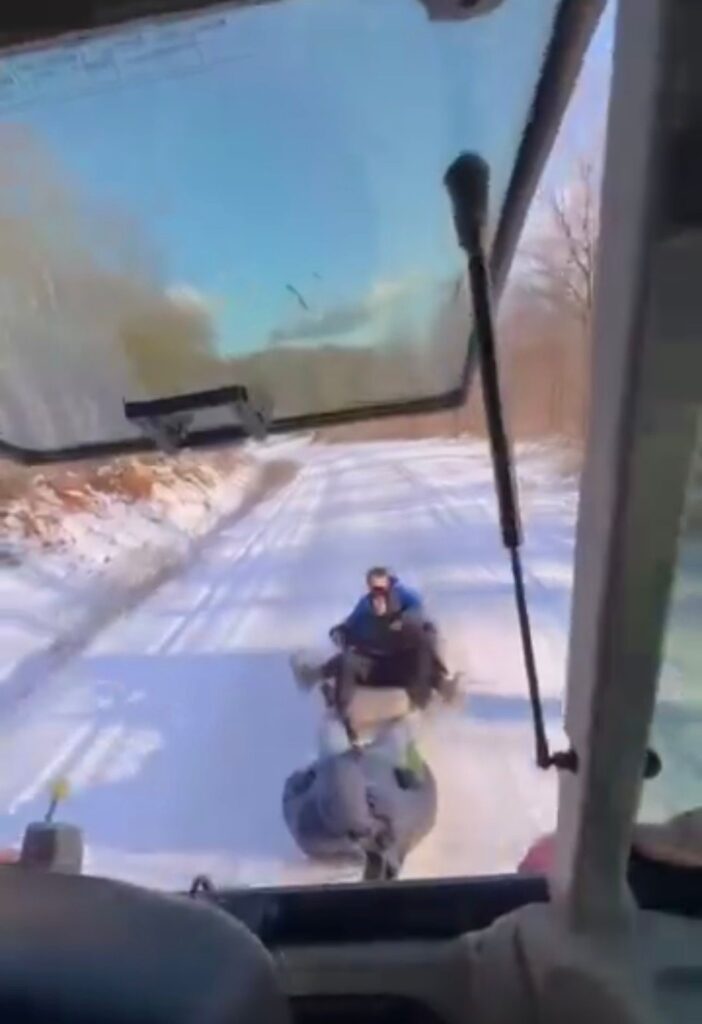 Bursa’da çocuklar traktöre bağlanan lastiklerle karın keyfini çıkardı