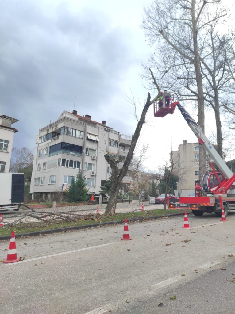 Lodosa karşı büyükşehir ekipleri sahada