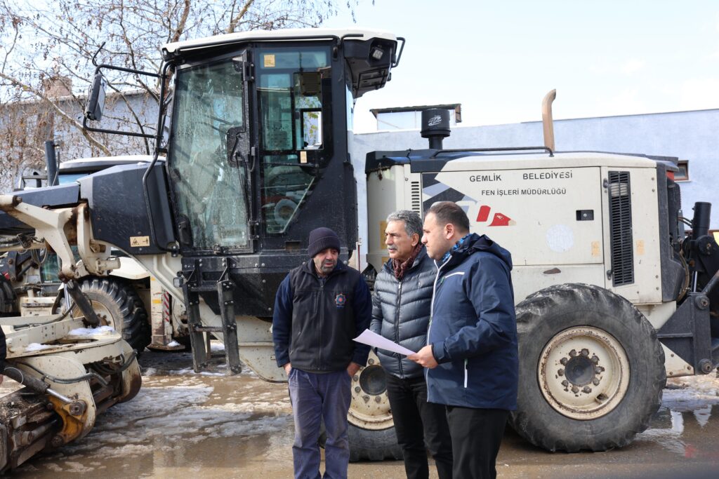 Gemlik Belediyesi, kent genelinde yürütülen tuzlama ve küreme çalışmalarını aralıksız sürdürüyor.