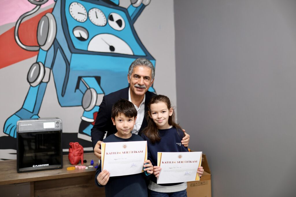 GEMLİK BELEDİYESİ TEKNOLOJİ VE TASARIM EVİ MEZUNLARINI VERDİ