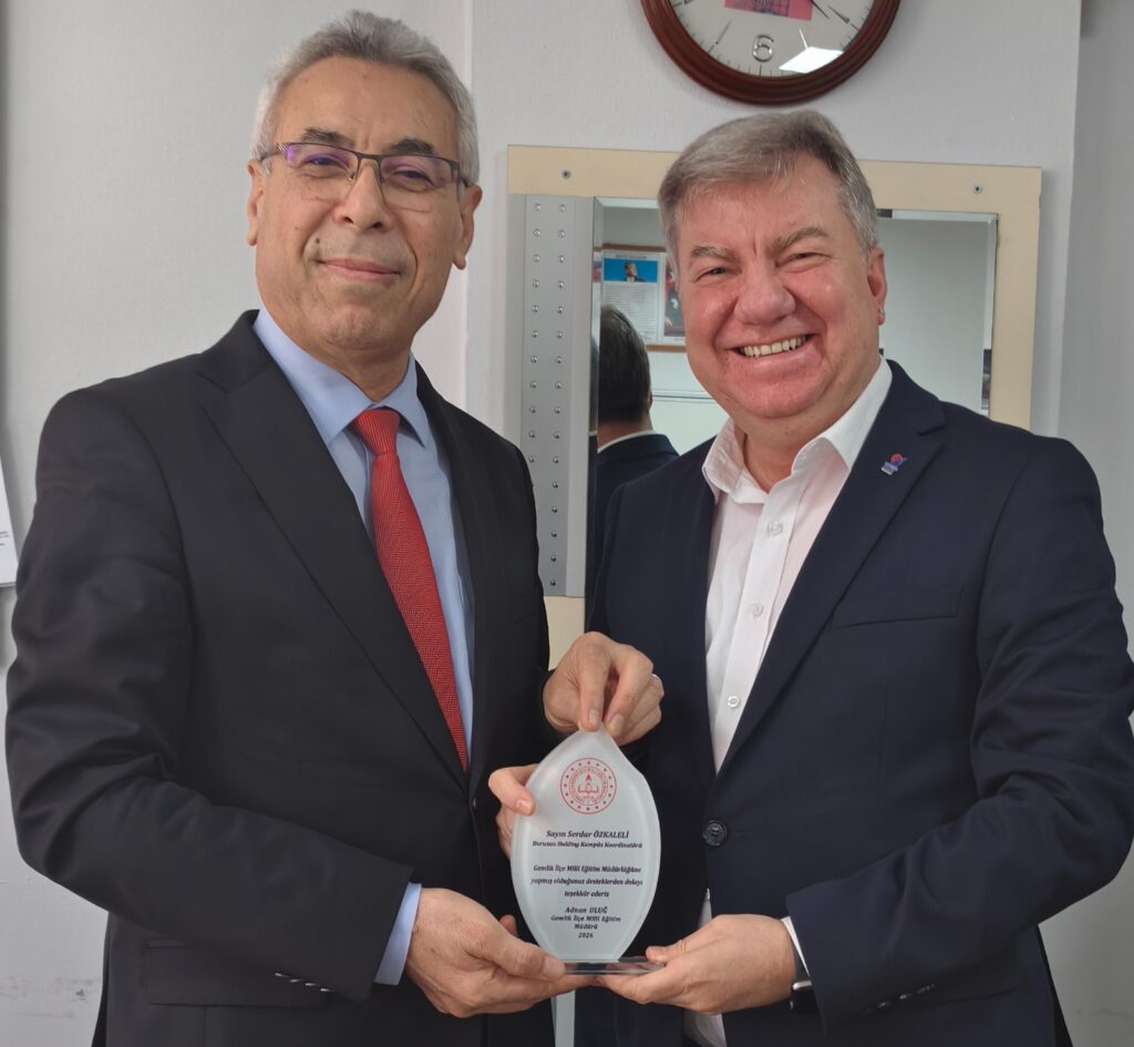 Serdar Özkale’liye Teşekkür Plaketi