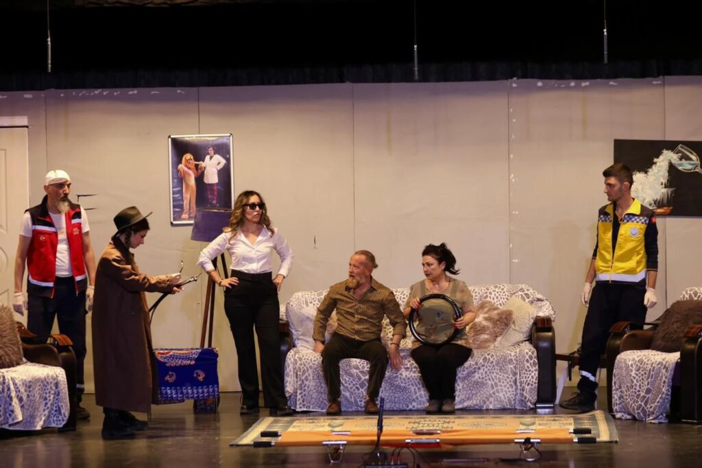 GEMLİK KENT KONSEYİ TİYATRO EKİBİNDEN AYAKTA ALKIŞLANAN İLK OYUN: “9 CANLI”