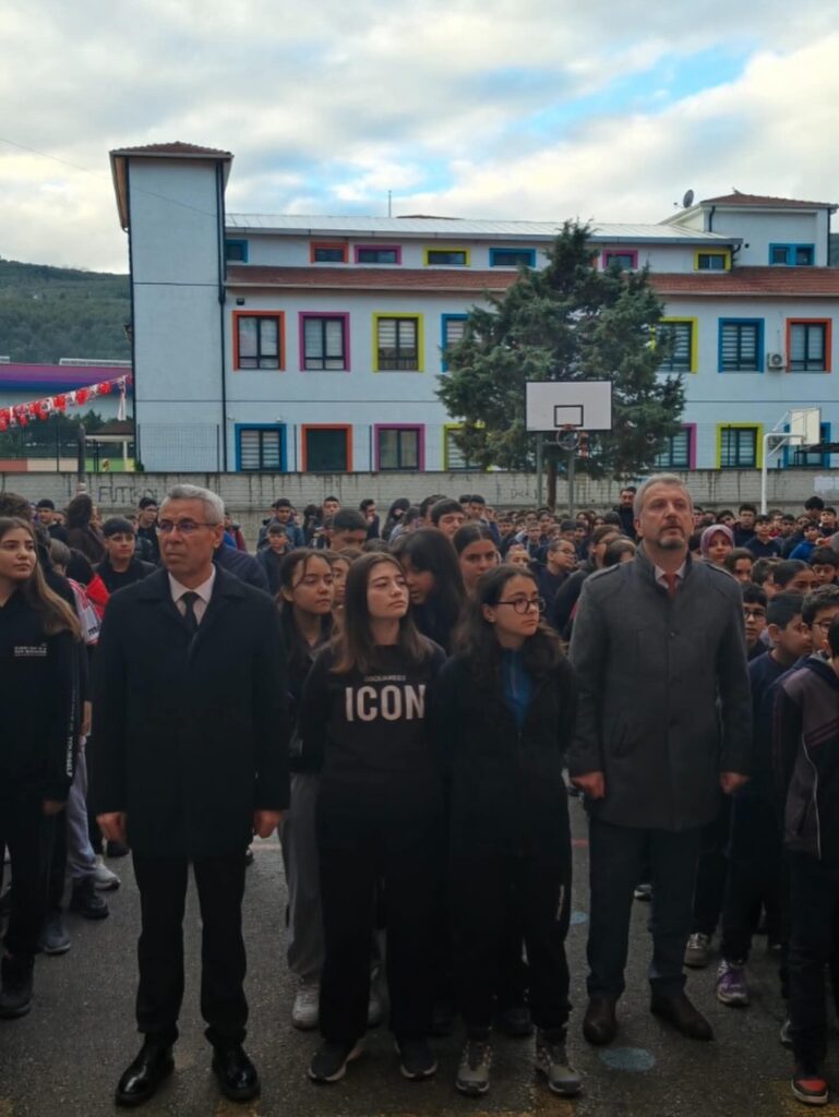 Gemlik’te bugün ilk ders Saygı Duruşuyla Başladı
