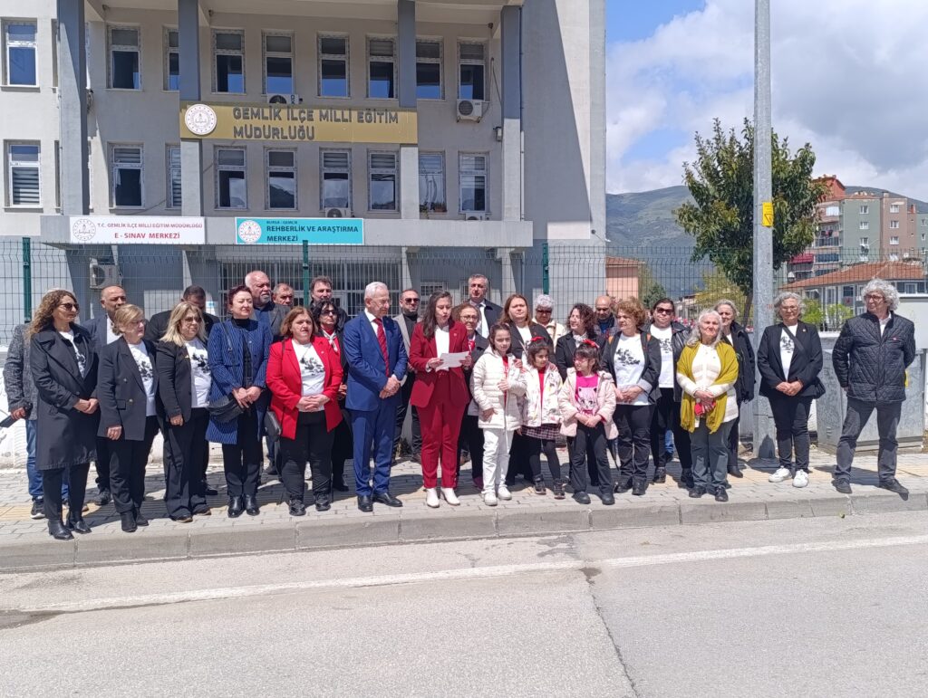 CHP’liler İlçe Millî Eğitim Müdürlüğü önünde basın açıklaması yaptı