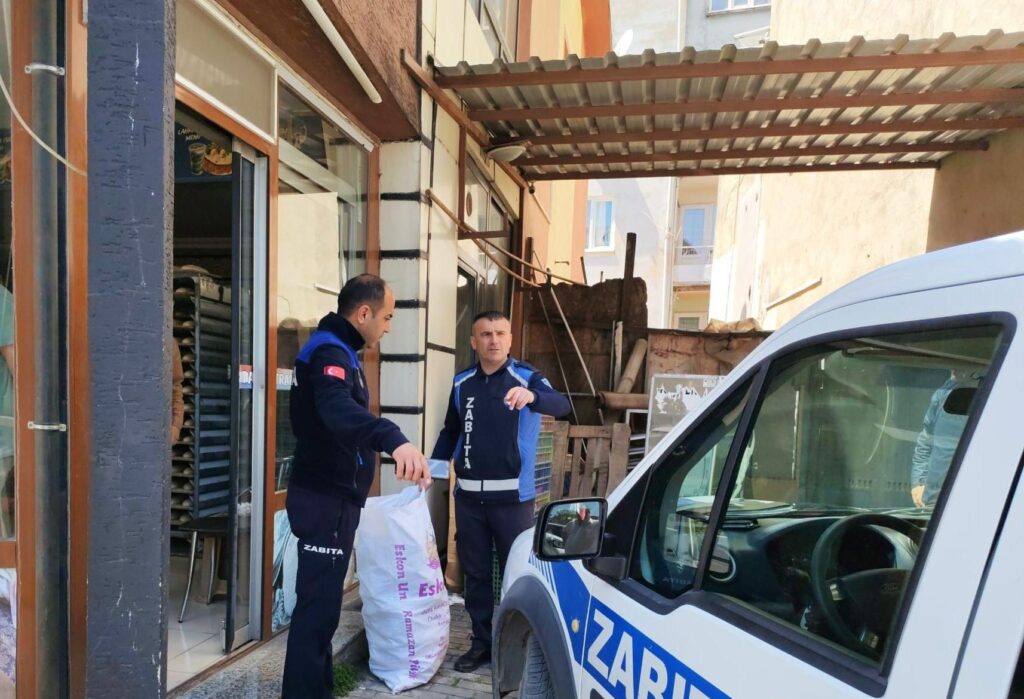 Gemlik’te Hijyen Denetimi: Market Önündeki Ekmek Kasaları İmha Edildi