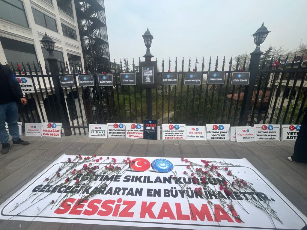 Kalemler Konuşuyor, Karanfiller Ağlıyor…
