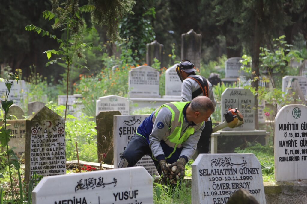 Bursa’da mezarlıklar bayrama hazır