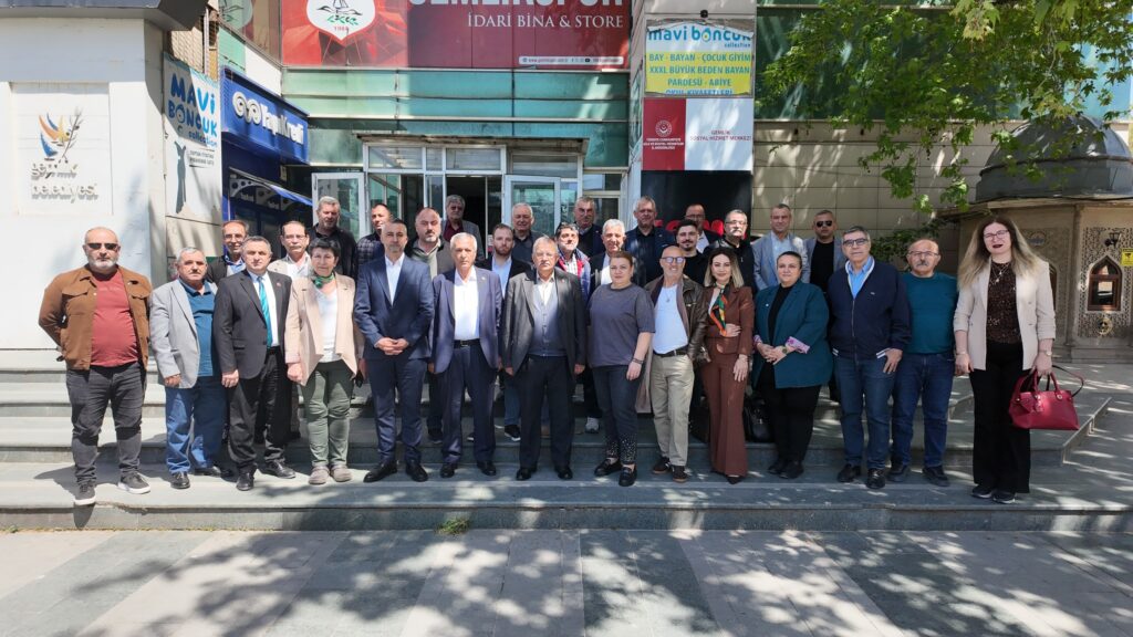 Sedat Akkuş muhtarlarla buluştu: “Her zaman sahada muhtarlarımızın yanındayız.”