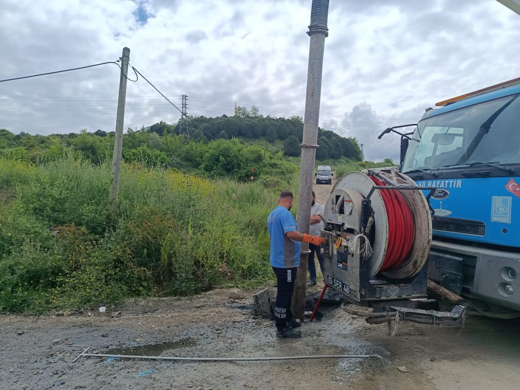 BUSKİ EKİPLERİNDEN ANINDA MÜDAHELE
