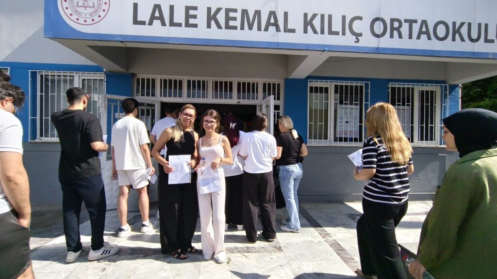 Anne Kız Aynı Binada YKS Heyecanını Paylaştı