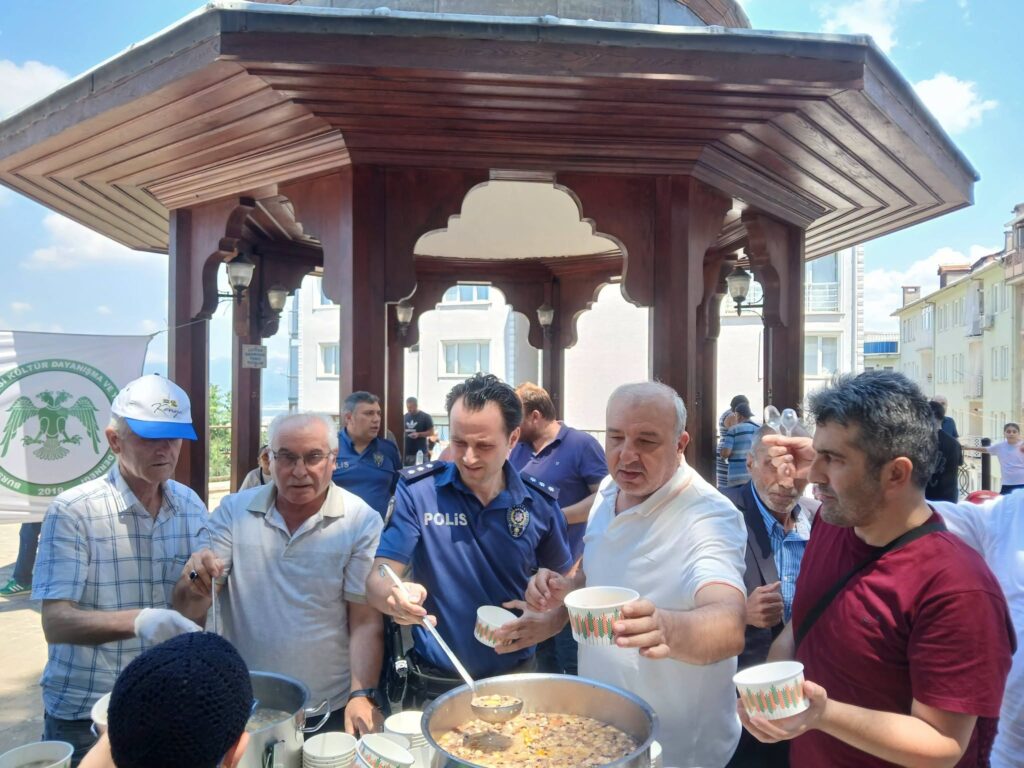 Bursa Konyalılar Derneği’nden Emir Sultan Camii’nde Binlerce Vatandaşı Buluşturan Aşure İkramı